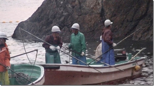 Des pêcheurs de la baie de Taiji avec leurs harpons ©2009 Oceanic Preservation Society LLC. All rights reserved.jpg Des pêcheurs de la baie de Taiji avec leurs harpons ©2009 Oceanic Preservation Society LLC. All rights reserved.jpg