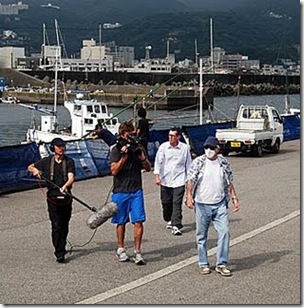 Photo de Mark J. Palmer - Ric & l'équipe de tournage Itou 9-09_1