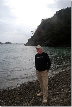 Ric O'Barry à Taiji, devant la baie déserte. Photo de Mark J. Palmer