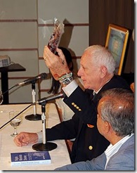 Ric O'Barry montrant la viande de dauphin aux journalistes présents au Club de la Presse Etrangère de Tokyo. Copyright - Mark J. Palmer
