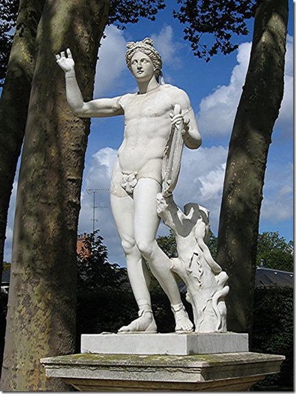 La statut d'Apollon, statue dans les jardins du chateau de Versailles