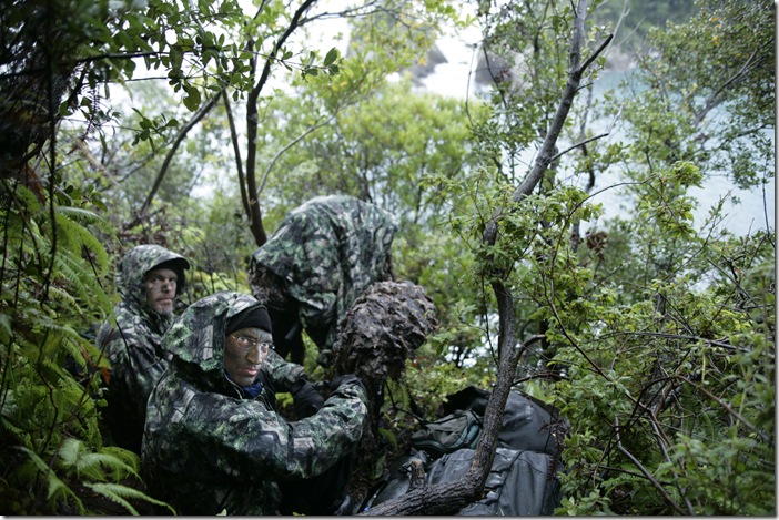 Louie Psihoyos et Charles Hambleton en poste aux alentours de la baie de la honte, dans leur treillis de camouflage ©2009 Oceanic Preservation Society LLC. All rights reserved.
