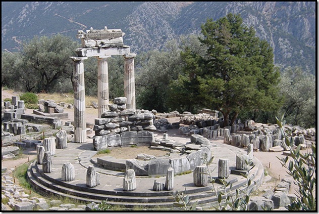 Temple d'Appolon à Delphes, où les dauphins prenaient sans doute par au culte