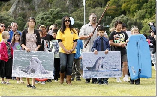 Des habitants locaux portent des photos de Moko lors de la cérémonie du 16 juillet - Photo : AP Des habitants locaux portent des photos de Moko lors de la cérémonie du 16 juillet - Photo : AP