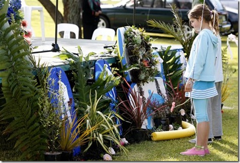 Une petite fille regardant le mémorial érigé a la mémoire de Moko - Photo : AP
