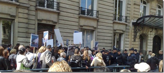 La manifestation organisée par Sea Shepherd et la Fondation Brigitte Bardot a rassemble environ 200 personnes face à l'Ambassade du Danemark à Paris - Photo : John Cros